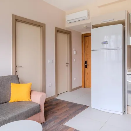 Flat 30 Min To Airport